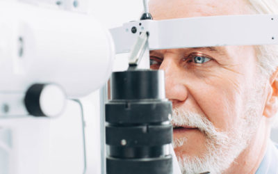 Hombre haciendo prueba ocular